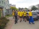 2023-07-21 Nowy Tomyśl, idziemy na uroczystość zakończenia rajdu.